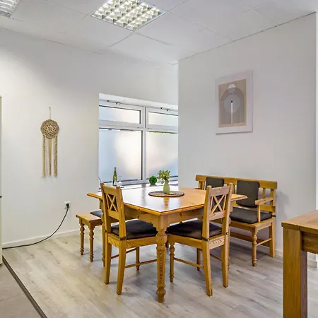 Romy Apartman *