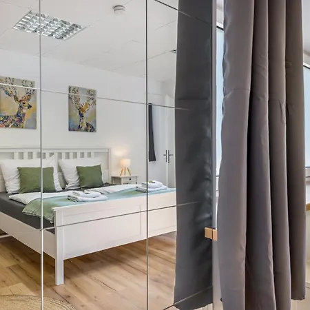 Romy Apartman *